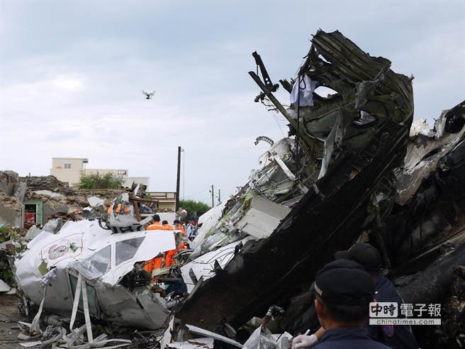 復航澎湖空難,飛機殘骸遍布,尸塊散落,現場慘不忍睹。 復航澎湖空難,飛機殘骸遍布,尸塊散落,現場慘不忍睹。