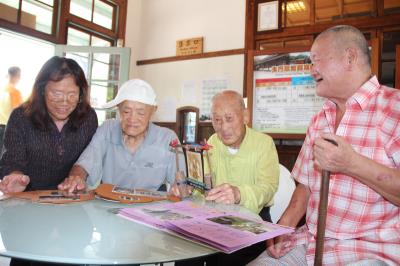 老照片牽線 闊別40年的3位老友喜重逢 老照片牽線 闊別40年的3位老友喜重逢
