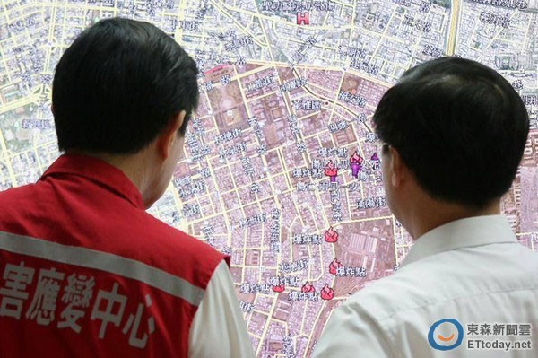 馬英九與江宜樺視察高雄爆炸事件受災(zāi)情況 馬英九與江宜樺視察高雄爆炸事件受災(zāi)情況