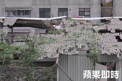 高雄爆炸威力太大了 轎車被炸到三樓頂 高雄爆炸威力太大了 轎車被炸到三樓頂