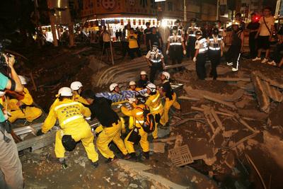 高雄市1日凌晨發生大爆炸,消防局分析可能是瓦斯或是油氣管線所造成 高雄市1日凌晨發生大爆炸,消防局分析可能是瓦斯或是油氣管線所造成