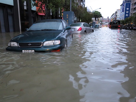 高雄“災上加災”一夜大雨 災區成了“海” 高雄“災上加災”一夜大雨 災區成了“海”