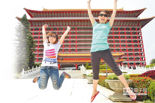 從北京來(lái)臺(tái)自由行的陸客到圓山飯店參觀后,忍不住心中的喜悅,在飯店前躍起歡呼 從北京來(lái)臺(tái)自由行的陸客到圓山飯店參觀后,忍不住心中的喜悅,在飯店前躍起歡呼