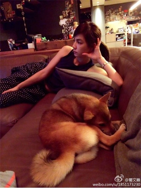 Ella老公成“炫妻狂魔” 微博曬愛妻嫵媚撩人照 Ella老公成“炫妻狂魔” 微博曬愛妻嫵媚撩人照