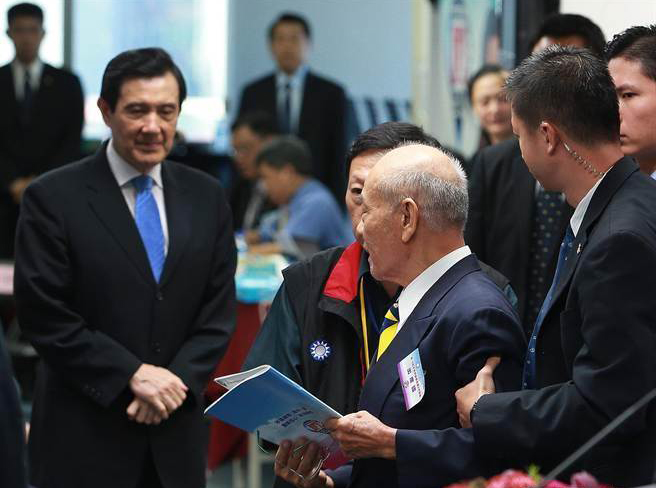 國民黨中評委蔡碧詹不滿之前會議上對農(nóng)民問題發(fā)言,相關(guān)單位未處理。馬英九立即起身向下跪的中評委致意 國民黨中評委蔡碧詹不滿之前會議上對農(nóng)民問題發(fā)言,相關(guān)單位未處理。馬英九立即起身向下跪的中評委致意