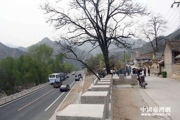 直通駱駝灣村口的旅游大道。 直通駱駝灣村口的旅游大道。