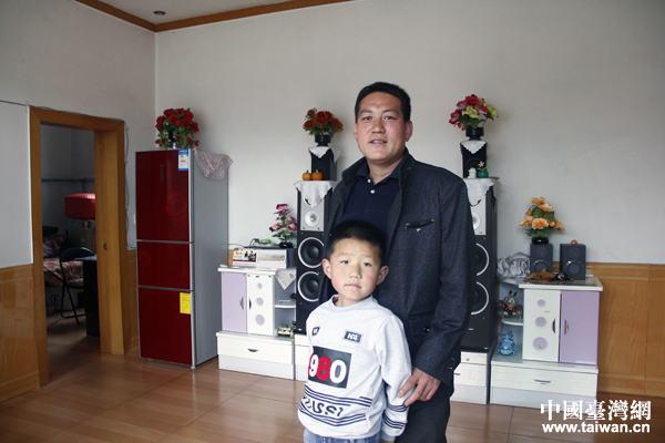 顧家臺村村醫薄利和兒子。 顧家臺村村醫薄利和兒子。