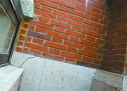 因為承重墻被削,不少業主房屋外墻出現裂縫。