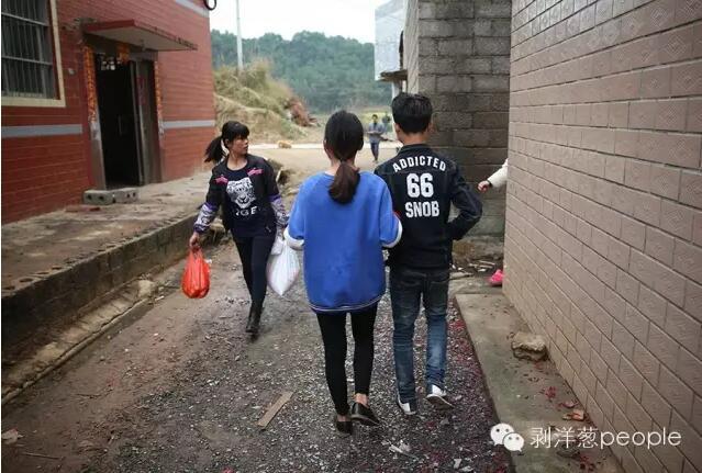 廣西16歲“娃娃夫妻”:我們還沒有養(yǎng)家的能力 廣西16歲“娃娃夫妻”:我們還沒有養(yǎng)家的能力