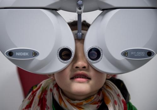 校園“眼鏡族”居世界第一位 “近視王國”將何去何從 校園“眼鏡族”居世界第一位 “近視王國”將何去何從