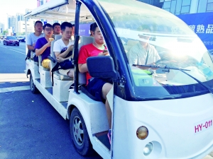 ӛ���ڵ��Fվ�⿴����������ƿ܇�������һ߅�������M���R���_�ߡ�