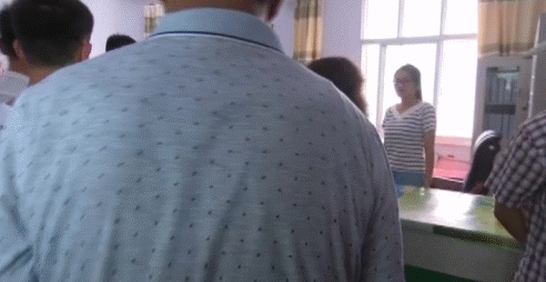 辦公室里已經(jīng)聚集了一批前來申請助學基金的學生。