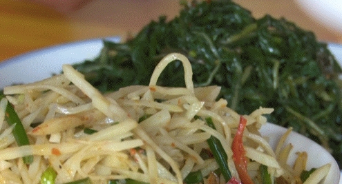 自家種的土豆和山上挖的野菜,是飯桌上一年四季不變的菜肴。