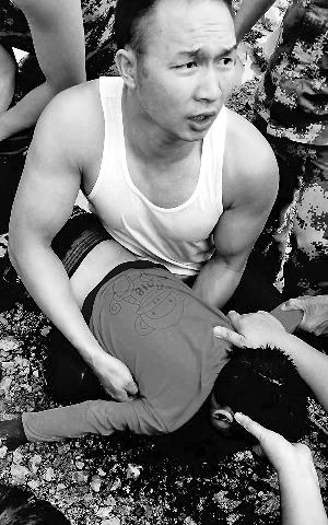 昆明“堅持哥”救活溺水兒童 走紅網絡被點贊 昆明“堅持哥”救活溺水兒童 走紅網絡被點贊