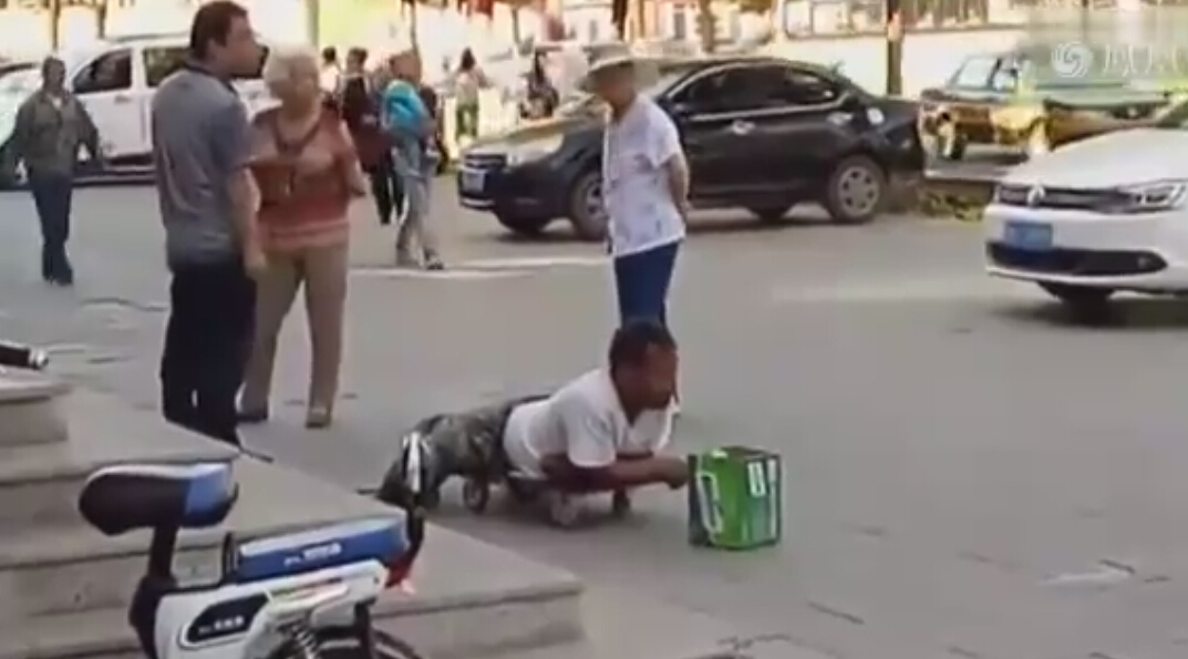 人生如戲全靠演技 斷腿乞丐鬧市被市民強行扒褲 人生如戲全靠演技 斷腿乞丐鬧市被市民強行扒褲