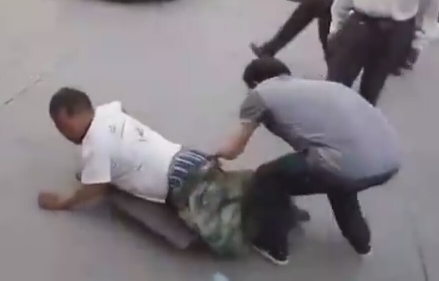 人生如戲全靠演技 斷腿乞丐鬧市被市民強行扒褲 人生如戲全靠演技 斷腿乞丐鬧市被市民強行扒褲