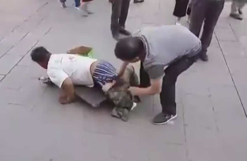 人生如戲全靠演技 斷腿乞丐鬧市被市民強行扒褲 人生如戲全靠演技 斷腿乞丐鬧市被市民強行扒褲