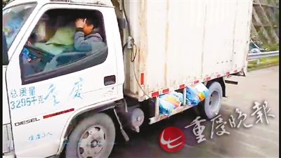 送貨司機(jī)為雙11拼命塞貨 底盤(pán)兩邊也被塞滿(圖) 送貨司機(jī)為雙11拼命塞貨 底盤(pán)兩邊也被塞滿(圖)