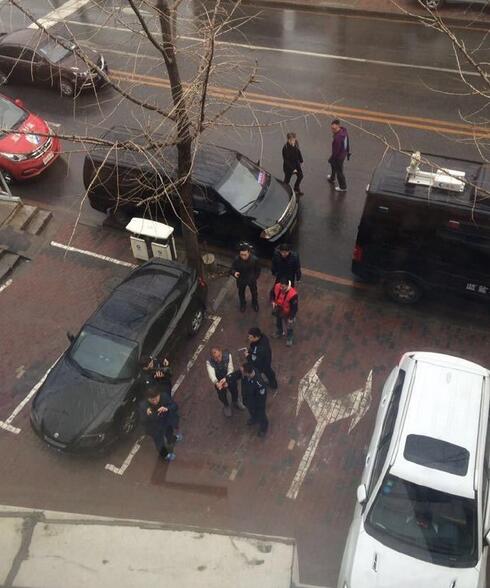 11��28�����������^���ֽ�һ̎С�̵��Tǰ��һ�����ӵ��z�w���ڵ��ϣ��rѪ����һ�ء�