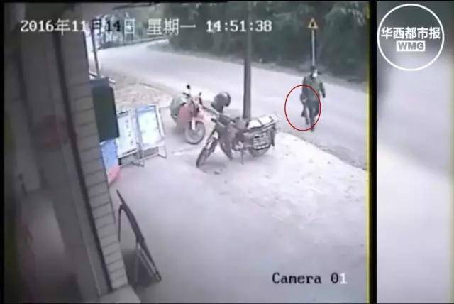 11月14日下午2點51分,一名平頭男子身著迷彩便裝、戴著白色口罩和白色手套,手握用迷彩褲子包裹著的一個管狀物,突然沖進四川資陽市樂至縣寶林鎮永和場鎮郵政營業所,直奔綜合柜臺。