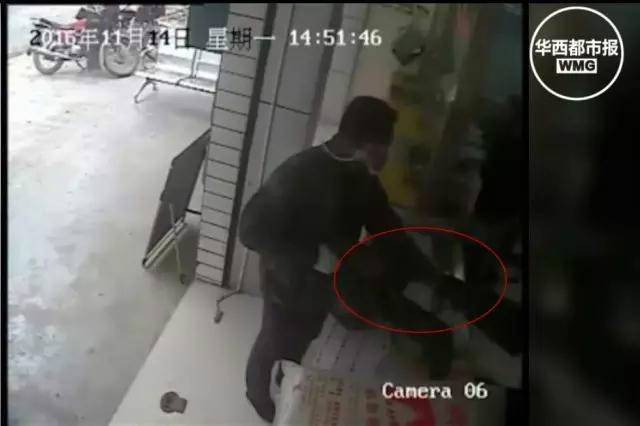 為了拖延時間,陳女士假裝配合,她拿起工作臺上的票據不斷翻動,“看嘛,只有這些,真的沒得錢的!”趁歹徒視線轉移,陳女士立即將現金區的門鑰匙鎖進身邊的鐵皮柜。