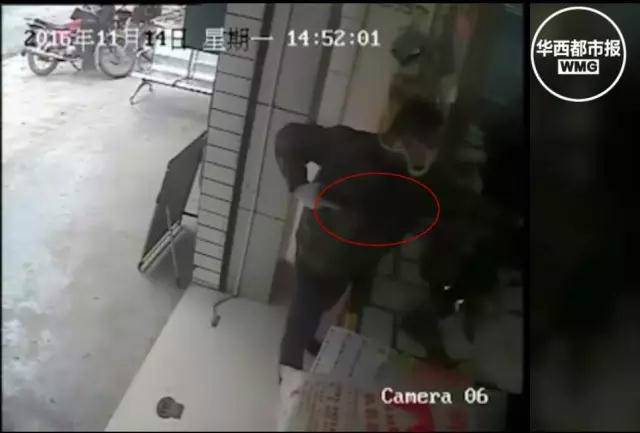 王先生和陳先生看到陳女士的眼色和搖頭暗示后早已心領神會,也連聲說:“柜臺里沒有錢,錢都放在里面的保險柜里的。”男子見王先生和陳先生二人也拿不出錢來,便說:“你們去一個人進去拿,只給一分鐘時間!”