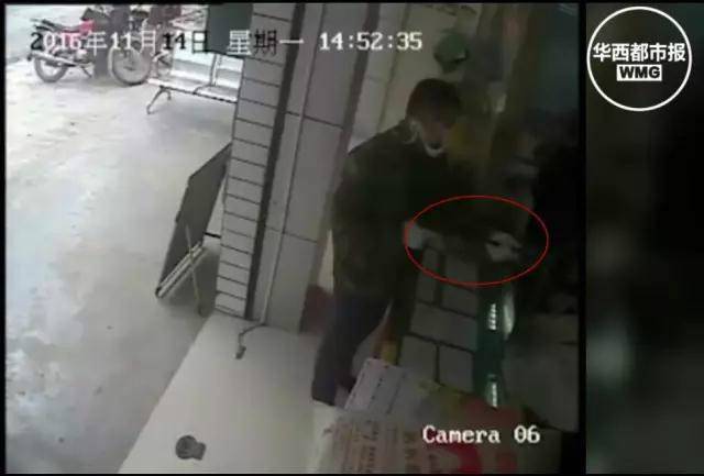 王先生進入業務庫后立即通知在二樓值守室(與現金區相連)的營業所主任蔣先生。當時正在二樓值守室的營業所主任蔣先生獲知情況后,沖進營業所現金區,歹徒看見又進來一人,立即威脅將錢拿出。