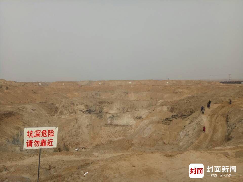 救援聰聰時挖出的大坑(封面新聞記者11月11日攝) 救援聰聰時挖出的大坑(封面新聞記者11月11日攝)