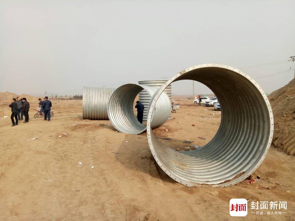 救援聰聰時使用的防坍塌的工具(封面新聞記者11月11日攝) 救援聰聰時使用的防坍塌的工具(封面新聞記者11月11日攝)