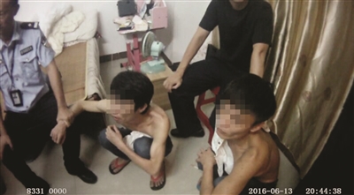 因為兒子剛出生就接到促銷電話,網名叫“佳佳拍”的邱某決定去追查信息泄露渠道,卻意外發現販賣個人信息的“金礦”,他立即加入這個行業,一年多時間內通過近百個QQ群發展3萬多人,倒賣個人信息大賺差價。同時,他還將維護多家著名網購平臺的公司高管拉下水做“內鬼”,販賣最新的個人網購信息。