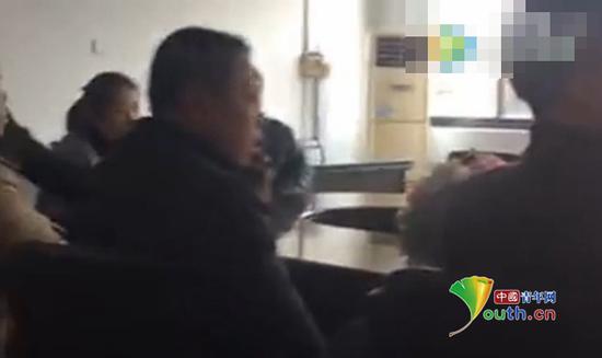 學生家長們去學校討說法,十余人在會議室交談。來源:視頻截圖