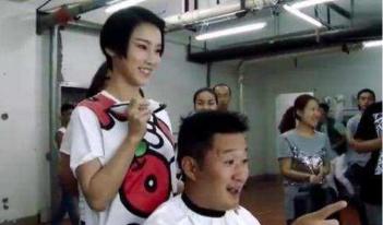 謝楠為丈夫吳京理發(fā),一剪刀下去眾人笑噴!