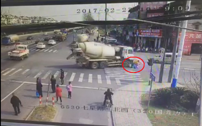 2��27������10�c(di��n)38�����ң��㽭���d���Ϻ��^(q��)���ǽֵ�320��(gu��)���c�d��·����ڣ�һ�vˮ������܇���D(zhu��n)�r(sh��)���c�ǙC(j��)��(d��ng)܇����һ�vֱ�еĶ�݆Ħ��܇�l(f��)����ײ��Ħ��܇��һ��(du��)���޺�һ��(g��)2�q���ӱ�����܇�¡��P(gu��n)�I�r(sh��)�̣�����ƴ���Ѻ����o(h��)�ڑ�����Ӻ��l(f��)�o(w��)�p�����������������뉺�����t(y��)�󱻽�֫�����K���ǣ��@λ�����ё���5��(g��)�£����]�����g(sh��)�ͺ����ί���ˎ���@��(g��)δ�����Č����y���ˣ��ְ����_Ҳ�܂��ˡ�