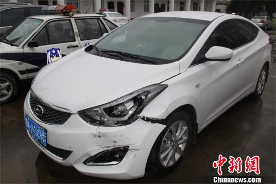 涉嫌電信詐騙在逃人員殷某駕駛的白色轎車 鐘欣 攝