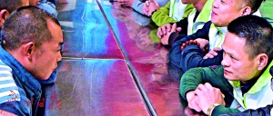 在番禺監獄,周慶春和服刑人員交流,分享經歷。