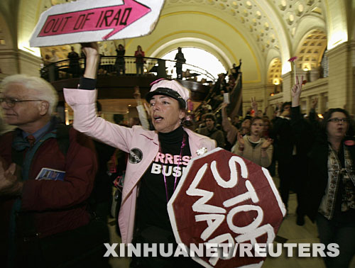 3��18�գ��������l(f��)��(d��ng)�����ˑ�(zh��n)��(zh��ng)5����֮�H��һЩ��������(zh��n)��ʿ�ڽ�ͨ�߷�r(sh��)�΁����Aʢ�D��(li��n)��܇վ�e�з���(zh��n)����ʾ���� ���A��/·͸