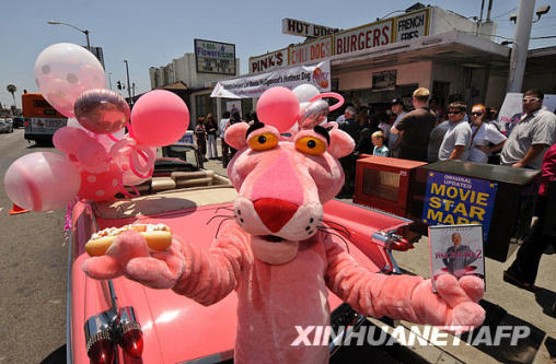 6��24������������ɼ�����^��һ���b��ɷۼt���������������һ�ҟṷ���Tǰ����Ƭ���ۼt��2����DVD���{���P�İl(f��)����������