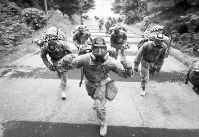 圖為駐韓美軍參加技能測試比賽。圖片來源:中新網(wǎng) 圖為駐韓美軍參加技能測試比賽。圖片來源:中新網(wǎng)