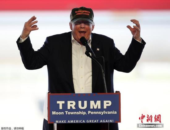 當地時間2016年6月11日,美國賓夕法尼亞州月亮鎮,共和黨總統候選人特朗普乘坐私人飛機抵達當地出席競選活動。特朗普入主白宮之戰已經進入白熱化階段。這位備受爭議的億萬富翁乘坐他的私人波音757-200奔波于全美各選區。與之前多數總統候選人不同,特朗普是真的“擁有”這架成本高達1億美元的客機。2011年,特朗普從微軟公司聯合創始人保羅·艾倫的手中買下這架波音757,并出重金打造令其更加“特朗普化”。飛機內部各種設施一應俱全,白色真皮沙發座椅寬大舒適。特朗普專享的私人臥室里設有一張舒適的超大雙人床,床品皆為金色真絲制品。更令人瞠目結舌的是,飛機里所有五金配件都鍍了金,就連衛浴配件和安全帶扣也是...