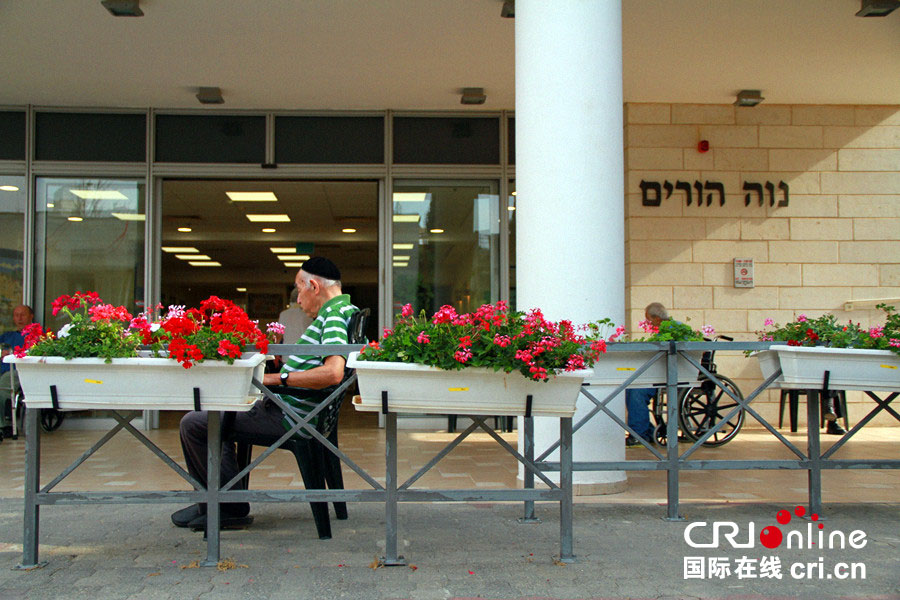 �DƬĬ�J���}