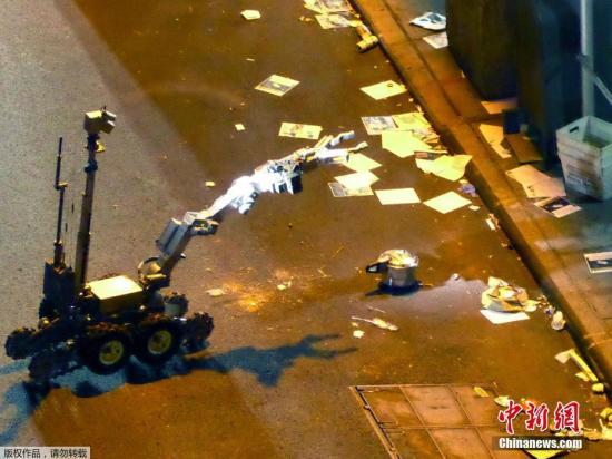 美國本土在過去兩天內(nèi)發(fā)生三起爆炸事件。圖為當(dāng)?shù)貢r間9月18日,紐約警方的拆彈機器人探測一枚爆炸裝置。