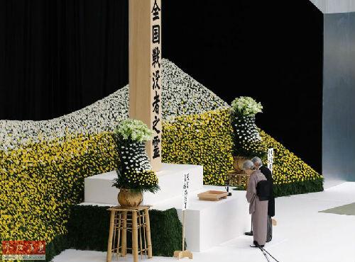 當(dāng)?shù)貢r(shí)間2014年8月15日,日本東京,民眾前往日本武道館。日本15日迎來第69個(gè)戰(zhàn)敗日,日本政府主辦的全國戰(zhàn)歿者追悼儀式在東京都千代田區(qū)的日本武道館舉行。天皇夫婦、首相安倍晉三出席儀式。