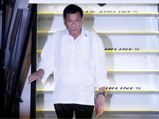 10月25日,菲律賓總統羅德里戈·杜特爾特乘機抵達日本東京。(新華/路透)