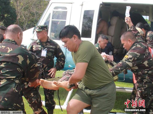 資料圖:圖為一名受傷的總統(tǒng)保安隊(duì)成員被空運(yùn)到一處軍營治療