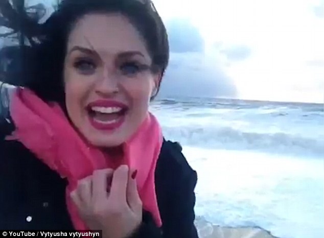 ���Σ�Ů�Ӻ�߅���ı������ĵ�