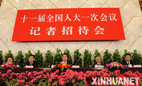 3月9日,十一屆全國人大一次會議在北京人民大會堂舉行記者招待會。勞動和社會保障部部長田成平、副部長孫寶樹,民政部部長李學舉、民政部常務副部長李立國就就業和社會保障問題答記者問。 新華社記者 楊宗友攝