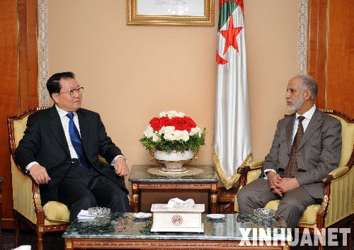3月23日,正在阿爾及利亞訪問的中共中央政治局常委李長春會(huì)見阿爾及利亞總理、阿民族解放陣線總書記阿卜杜勒━阿齊茲·貝勒哈代姆。 新華社記者 馬占成攝