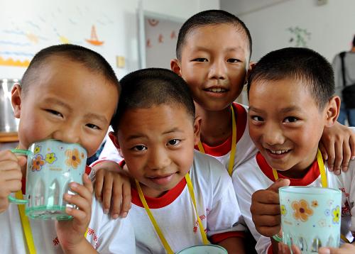 8月31日,四川省汶川地震災區(qū)的5年級學生王磊(右一)和其他來自四川災區(qū)的同學在福州陽光國際學校的宿舍里。新華社記者 張國俊 攝