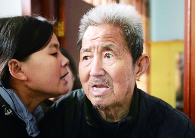 與多年患病的郭建民交流,每一句都需先經小女兒轉述 攝/法制晚報記者 田寶希