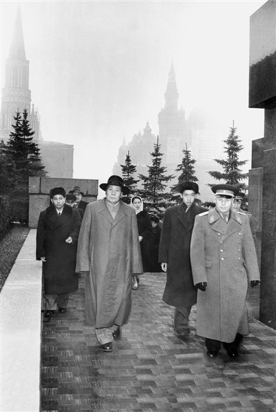 1957��11��5�����磬�ڿ���ķ�֌m���l(w��i)�־��L��������ٌ���ͬ�£�ë��ϯ�ʴ���F(tu��n)���t��հ���Ќ�Ĺ�����I(xi��n)��Ȧ��ë��ϯ���(c��)�鷭�g�����(f��)���҂�(c��)���l(w��i)ʿ���y��